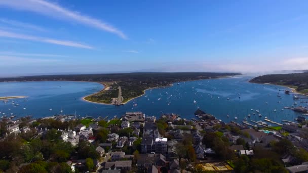 在阳光灿烂的一天 在美国麻萨诸塞州Martha Vineyard拍摄Edgartown的空中照片 可以俯瞰Chapaquiddick岛 — 图库视频影像