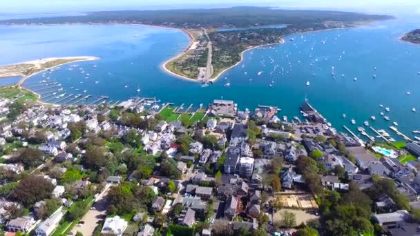 マサチューセッツ州マーサズ ヴィニヤードでのエドガータウンの空中撮影チャパキディック島の眺めと晴れた日にアメリカ — ストック動画