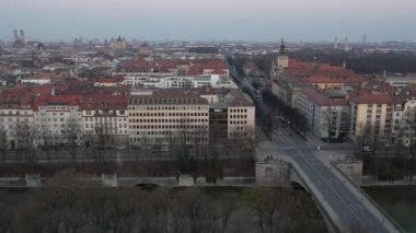 Münih, Almanya 'da Barış Meleği' nin şehir merkezini, Frauenkirche ve Marienplatz 'ı altın bir gündoğumunda görmesi inanılmaz. Uçuşun altın saati Friedensengel.