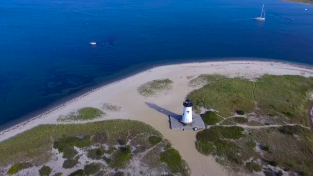 マサチューセッツ州マーサズ ヴィニヤードのエッジタウン灯台の空中撮影 — ストック動画