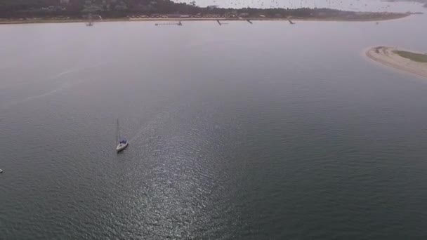 Foto Aerea Una Barca Sull Acqua Largo Della Costa Martha — Video Stock