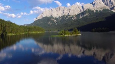 Zugspitze zirvesinin altındaki Eibsee Dağı 'nın küçük adalı havadan çekilmiş görüntüleri. Almanya 'nın en güzel buzul gölü. Bavyera Alpleri' ndeki temiz zümrüt yeşili su. Orta Avrupa.