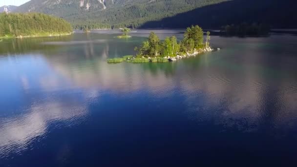 Aerial Footage Mountain Lake Eibsee Zugspitze Peak Small Islands Germany — стоковое видео