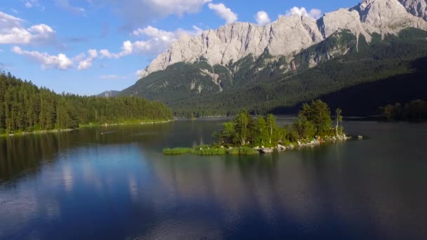 Luftaufnahmen Vom Eibsee Unterhalb Der Zugspitze Mit Kleinen Inseln Deutschlands — Stockvideo
