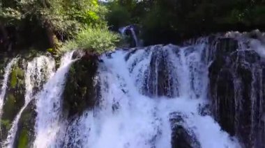 Martin Brod 'un Bosna' daki şelalesi, Una Nehri 'nin Ulusal Park' taki görüntüsü