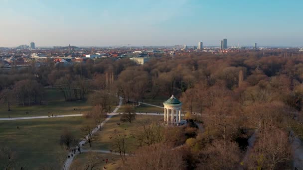 Воздушный Кадр Красивого Греческого Стиля Monopteros Соблазняет Англии Мюнхен Германия — стоковое видео