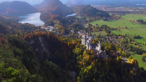 ドイツ バイエルンの美しいメルヘン ノイシュヴァンシュタイン城の空中撮影 — ストック動画