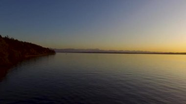 Starnbergersee üzerinde güzel bir günbatımının hava görüntüsü. Alpler arka planda, Almanya Bayern 'de.