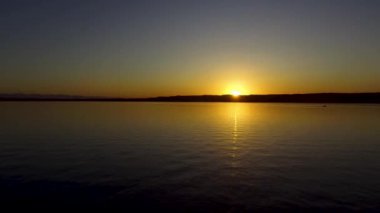Starnbergersee üzerinde güzel bir günbatımının hava görüntüsü. Alpler arka planda, Almanya Bayern 'de.