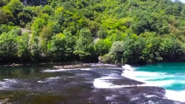 Şelaleleri ve Bosna-Hersek 'teki güzel turkuaz nehir Una' nın hava görüntüsü