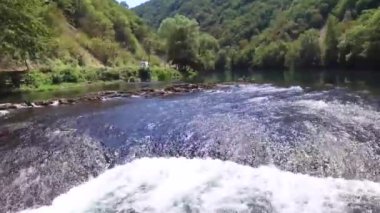 Şelaleleri ve Bosna-Hersek 'teki güzel turkuaz nehir Una' nın hava görüntüsü