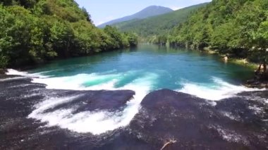 Şelaleleri ve Bosna-Hersek 'teki güzel turkuaz nehir Una' nın hava görüntüsü