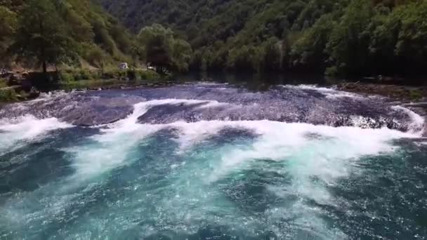 ボスニア ヘルツェゴビナを持つ美しいクリアターコイズブルーの川ウナの空中ショット — ストック動画