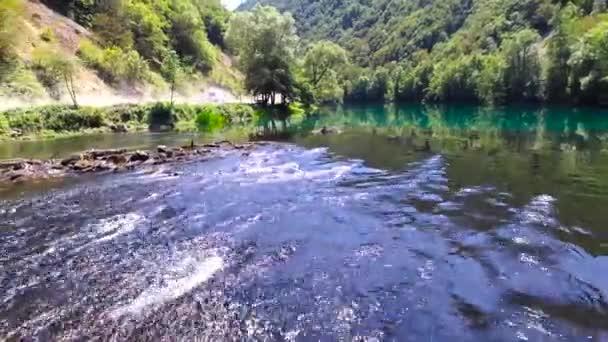 Luftaufnahme Eines Schönen Klaren Türkisfarbenen Flusses Una Mit Seinen Wasserfällen — Stockvideo