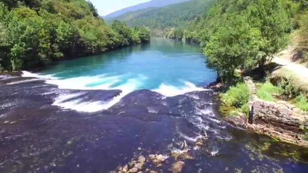 Foto Aérea Hermoso Río Turquesa Una Con Sus Cascadas Bosnia — Vídeos de Stock