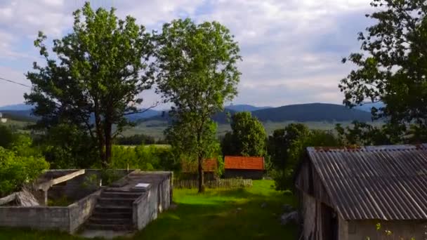 Scatto Aereo Piccolo Villaggio Rurale Montagna Tramonto Dorato — Video Stock