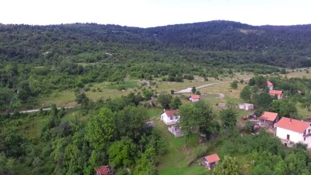 Scatto Aereo Piccolo Villaggio Rurale Montagna Tramonto Dorato — Video Stock