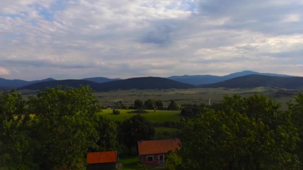 Scatto Aereo Piccolo Villaggio Rurale Montagna Tramonto Dorato — Video Stock