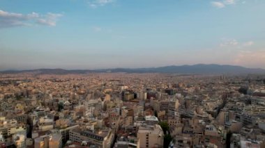 Atina, Yunanistan 'da hava manzarası, yazın gün doğumu. Altın güneş ışınlarının insansız hava aracı atışı zengin Parthenon 'u vurdu. Yunan başkentinin panorama 'sı, sakin sabah deniz arka planında üstgeçit.