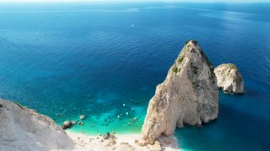 Zakynthos Yunanistan Limni Keri kaya adasının havadan görünüşü. Gün doğumu. Mizithres kireç taşı oluşumu. Myzithres, Avrupa, İyon denizi. Turkuaz açık mavi su, beyaz kumlar ve yeşil kayalıklar.