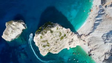 Zakynthos Yunanistan Limni Keri kaya adasının havadan görünüşü. Gün doğumu. Mizithres kireç taşı oluşumu. Myzithres, Avrupa, İyon denizi. Turkuaz açık mavi su, beyaz kumlar ve yeşil kayalıklar.