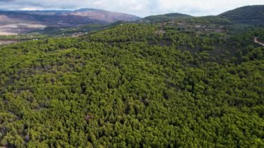 Zakynthos Yunanistan Limni Keri kaya adasının havadan görünüşü. Gün doğumu. Mizithres kireç taşı oluşumu. Myzithres, Avrupa, İyon denizi. Turkuaz açık mavi su, beyaz kumlar ve yeşil kayalıklar.