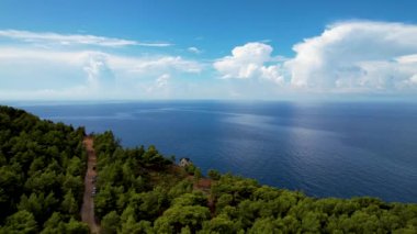 Zakynthos Yunanistan Limni Keri kaya adasının havadan görünüşü. Gün doğumu. Mizithres kireç taşı oluşumu. Myzithres, Avrupa, İyon denizi. Turkuaz açık mavi su, beyaz kumlar ve yeşil kayalıklar.