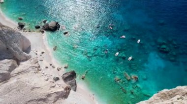 Zakynthos Yunanistan Limni Keri kaya adasının havadan görünüşü. Gün doğumu. Mizithres kireç taşı oluşumu. Myzithres, Avrupa, İyon denizi. Turkuaz açık mavi su, beyaz kumlar ve yeşil kayalıklar.
