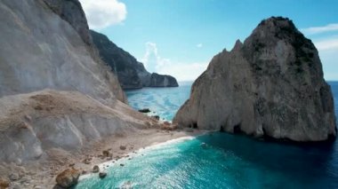 Zakynthos Yunanistan Limni Keri kaya adasının havadan görünüşü. Gün doğumu. Mizithres kireç taşı oluşumu. Myzithres, Avrupa, İyon denizi. Turkuaz açık mavi su, beyaz kumlar ve yeşil kayalıklar.