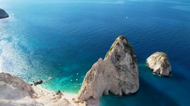 Zakynthos Yunanistan Limni Keri kaya adasının havadan görünüşü. Gün doğumu. Mizithres kireç taşı oluşumu. Myzithres, Avrupa, İyon denizi. Turkuaz açık mavi su, beyaz kumlar ve yeşil kayalıklar.