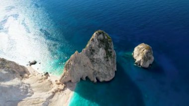 Zakynthos Yunanistan Limni Keri kaya adasının havadan görünüşü. Gün doğumu. Mizithres kireç taşı oluşumu. Myzithres, Avrupa, İyon denizi. Turkuaz açık mavi su, beyaz kumlar ve yeşil kayalıklar.