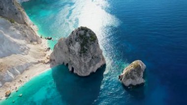 Zakynthos Yunanistan Limni Keri kaya adasının havadan görünüşü. Gün doğumu. Mizithres kireç taşı oluşumu. Myzithres, Avrupa, İyon denizi. Turkuaz açık mavi su, beyaz kumlar ve yeşil kayalıklar.