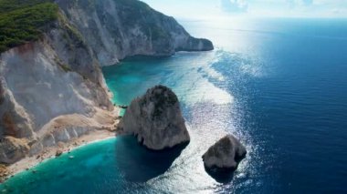 Zakynthos Yunanistan Limni Keri kaya adasının havadan görünüşü. Gün doğumu. Mizithres kireç taşı oluşumu. Myzithres, Avrupa, İyon denizi. Turkuaz açık mavi su, beyaz kumlar ve yeşil kayalıklar.
