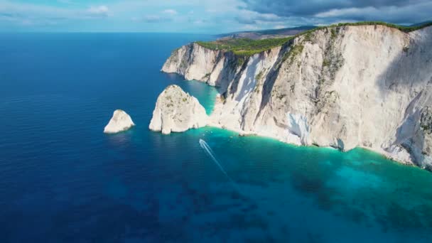 Zakynthos Greece Limni Keri Rock Island的空中景观 密兹斯石灰岩在海上形成 密西西比 爱奥尼亚海 绿松石碧水 — 图库视频影像
