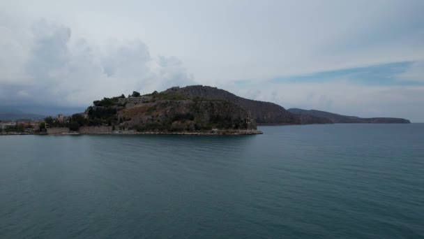 Veduta Aerea Del Castello Isola Nel Mare Della Grecia Vicino — Video Stock