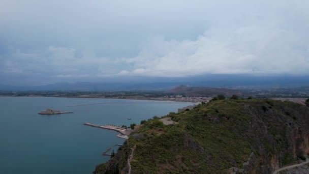 Vista Aérea Castelo Uma Ilha Mar Greece Perto Cidade Nafplio — Vídeo de Stock