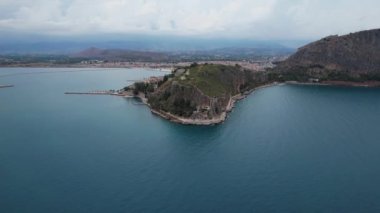 Yunanistan Denizi 'ndeki Nafplio kasabası yakınlarındaki bir adadaki kalenin havadan görünüşü. Yunanistan 'ın eski başkenti, İHA üstgeçidi mavi su, antik kale