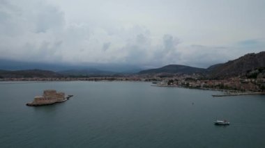 Yunanistan Denizi 'ndeki Nafplio kasabası yakınlarındaki bir adadaki kalenin havadan görünüşü. Yunanistan 'ın eski başkenti, İHA üstgeçidi mavi su, antik kale