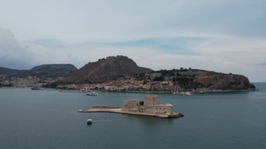 Yunanistan Denizi 'ndeki Nafplio kasabası yakınlarındaki bir adadaki kalenin havadan görünüşü. Yunanistan 'ın eski başkenti, İHA üstgeçidi mavi su, antik kale