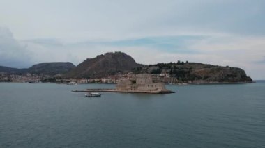 Yunanistan Denizi 'ndeki Nafplio kasabası yakınlarındaki bir adadaki kalenin havadan görünüşü. Yunanistan 'ın eski başkenti, İHA üstgeçidi mavi su, antik kale