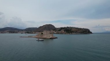 Yunanistan Denizi 'ndeki Nafplio kasabası yakınlarındaki bir adadaki kalenin havadan görünüşü. Yunanistan 'ın eski başkenti, İHA üstgeçidi mavi su, antik kale