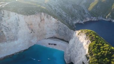 Gemi enkazı sahili, Yunanistan 'daki Navagio körfezi, Zakynthos. Sabahları insansız hava aracı geliyor. Turkuaz mavisi berrak su turistik eğlence. Küçük teknelerle güzel plajların üzerinde gün doğumu.