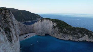 Gemi enkazı sahili, Yunanistan 'daki Navagio körfezi, Zakynthos. Sabahları insansız hava aracı geliyor. Turkuaz mavisi berrak su turistik eğlence. Küçük teknelerle güzel plajların üzerinde gün doğumu.