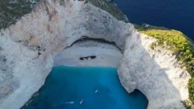 Gemi enkazı sahili, Yunanistan 'daki Navagio körfezi, Zakynthos. Sabahları insansız hava aracı geliyor. Turkuaz mavisi berrak su turistik eğlence. Küçük teknelerle güzel plajların üzerinde gün doğumu.