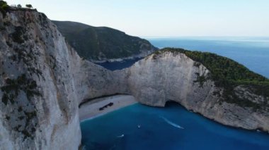 Gemi enkazı sahili, Yunanistan 'daki Navagio körfezi, Zakynthos. Sabahları insansız hava aracı geliyor. Turkuaz mavisi berrak su turistik eğlence. Küçük teknelerle güzel plajların üzerinde gün doğumu.
