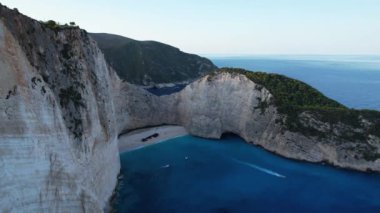 Gemi enkazı sahili, Yunanistan 'daki Navagio körfezi, Zakynthos. Sabahları insansız hava aracı geliyor. Turkuaz mavisi berrak su turistik eğlence. Küçük teknelerle güzel plajların üzerinde gün doğumu.