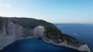 Gemi enkazı sahili, Yunanistan 'daki Navagio körfezi, Zakynthos. Sabahları insansız hava aracı geliyor. Turkuaz mavisi berrak su turistik eğlence. Küçük teknelerle güzel plajların üzerinde gün doğumu.