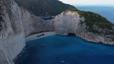 Gemi enkazı sahili, Yunanistan 'daki Navagio körfezi, Zakynthos. Sabahları insansız hava aracı geliyor. Turkuaz mavisi berrak su turistik eğlence. Küçük teknelerle güzel plajların üzerinde gün doğumu.