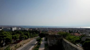 Güneşli bir günde Selanik 'in havadan görünüşü. Beyaz binalar ve insansız hava aracı atışı. Arka planda deniz olan üstgeçit çatıları. Tarihle dolu bir seyahat yeri. Şehirde yaz günü