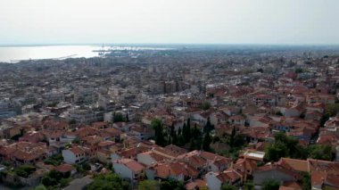 Güneşli bir günde Selanik 'in havadan görünüşü. Beyaz binalar ve insansız hava aracı atışı. Arka planda deniz olan üstgeçit çatıları. Tarihle dolu bir seyahat yeri. Şehirde yaz günü